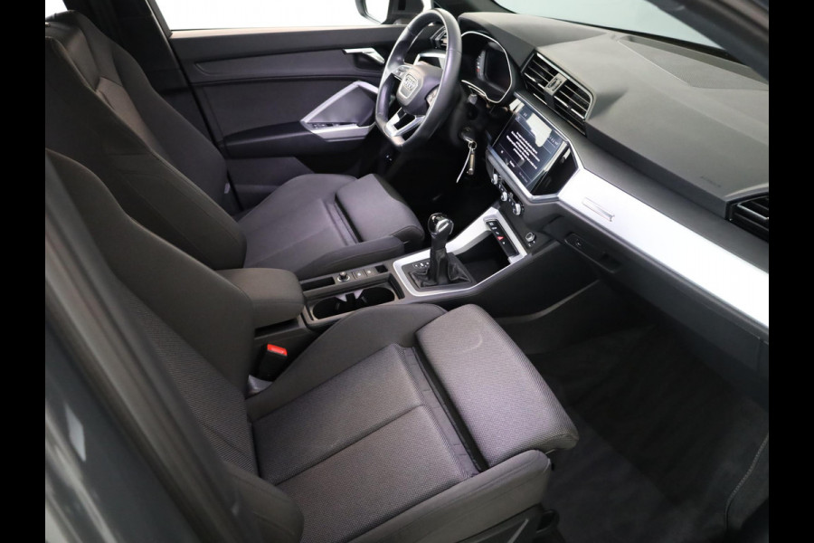Audi Q3 45 TFSI e Business Edition 245 pk S-tronic | Navigatie | Parkeersensoren | Adaptieve cruise control | LED koplampen | Lichtmetalen velgen 18" |