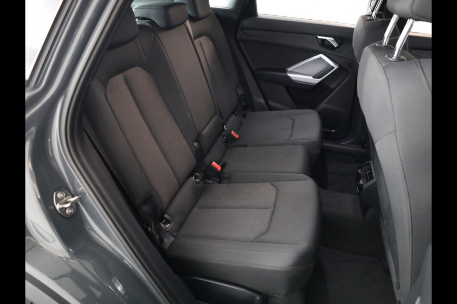 Audi Q3 45 TFSI e Business Edition 245 pk S-tronic | Navigatie | Parkeersensoren | Adaptieve cruise control | LED koplampen | Lichtmetalen velgen 18" |