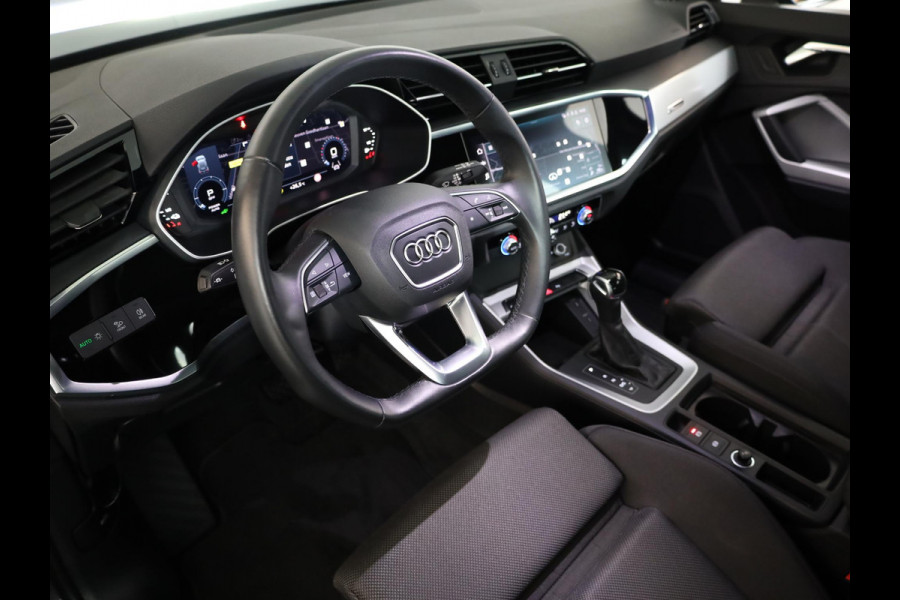 Audi Q3 45 TFSI e Business Edition 245 pk S-tronic | Navigatie | Parkeersensoren | Adaptieve cruise control | LED koplampen | Lichtmetalen velgen 18" |