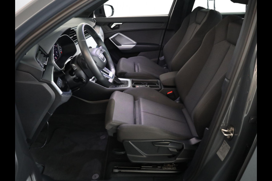 Audi Q3 45 TFSI e Business Edition 245 pk S-tronic | Navigatie | Parkeersensoren | Adaptieve cruise control | LED koplampen | Lichtmetalen velgen 18" |