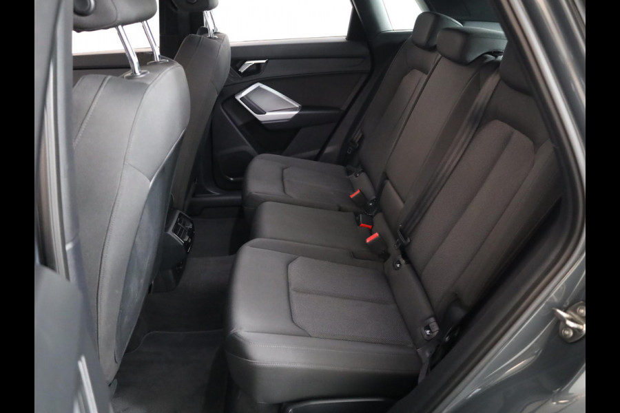 Audi Q3 45 TFSI e Business Edition 245 pk S-tronic | Navigatie | Parkeersensoren | Adaptieve cruise control | LED koplampen | Lichtmetalen velgen 18" |