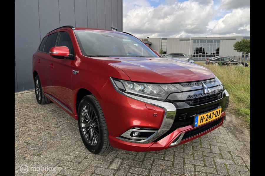 Mitsubishi Outlander 2.4 PHEV S-Edition TREKHAAK CARPLAY