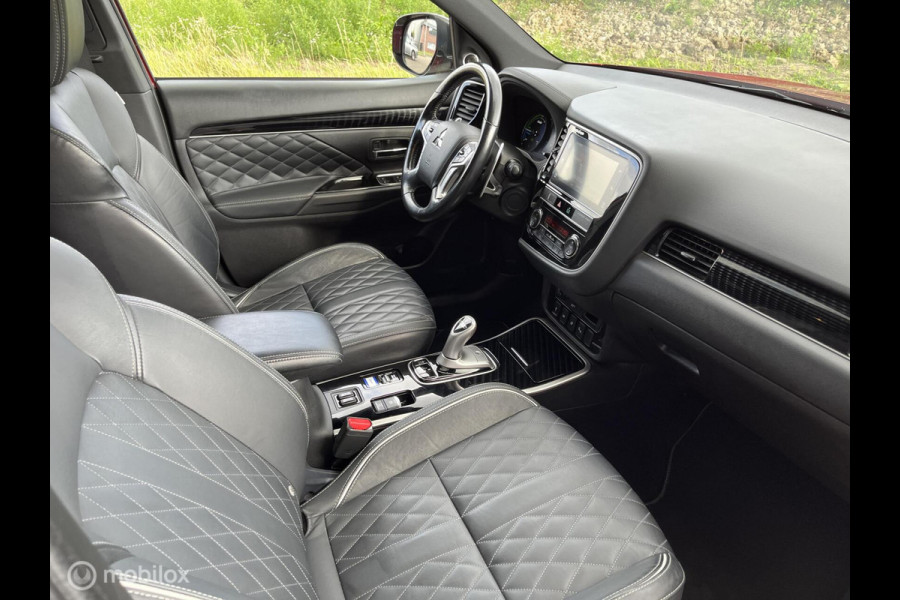 Mitsubishi Outlander 2.4 PHEV S-Edition TREKHAAK CARPLAY