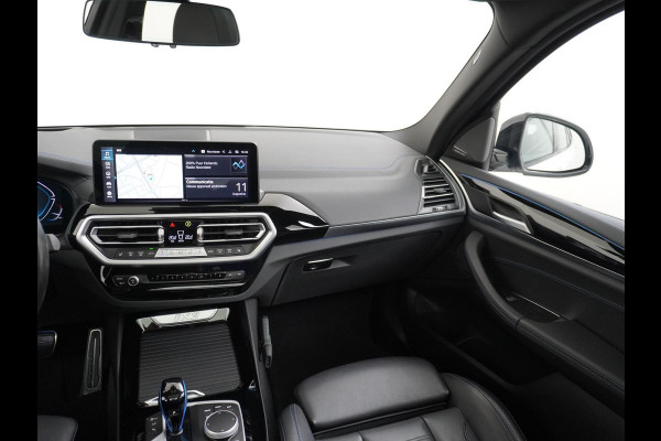 BMW iX3 High Executive 80 kWh M SPORT VAN: 46.900,- VOOR 40.877,- US HERFSTVOORDEEL: 6.023,- EURO M SPORT DEALER ONDERHOUDEN | MEGA COMPLEET (oa: DRIVING ASSIST.PROFF.-HARMAN KARDON-DODE HOEK-ELECTR.STOELEN-ADAPTIEF ONDERSTEL etc.) | RIJKLAARPIJS incl. 12mnd BOVAG