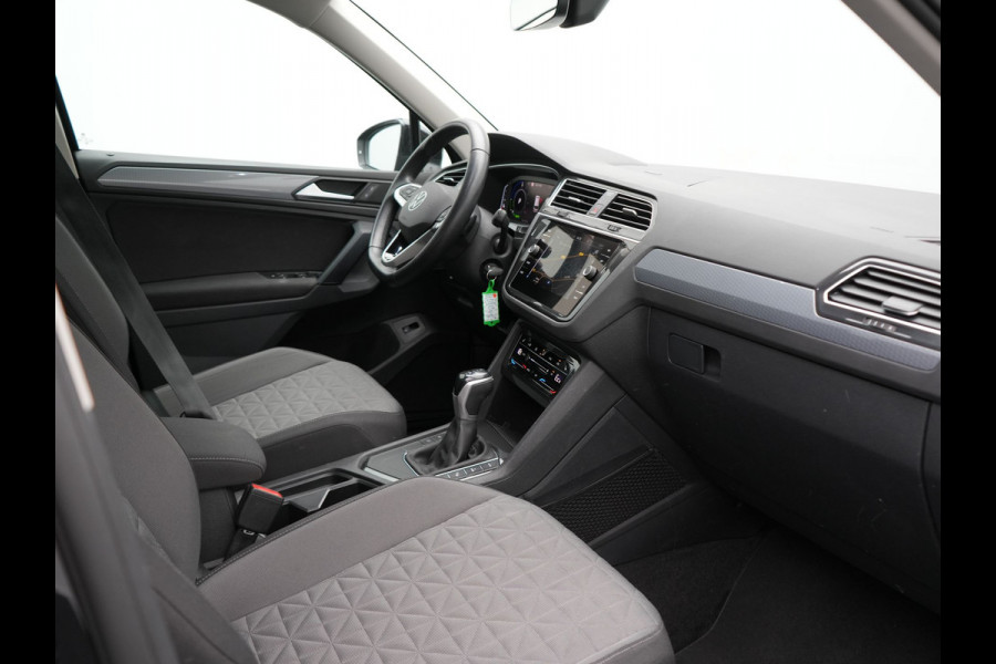 Volkswagen Tiguan eHybrid Life Edition Plug In Hybrid 245pk PHEV | Adaptive Cruise | Verwarmde Stoelen & Stuur | Lane Assist | Virtual | Navigatie | DAB |