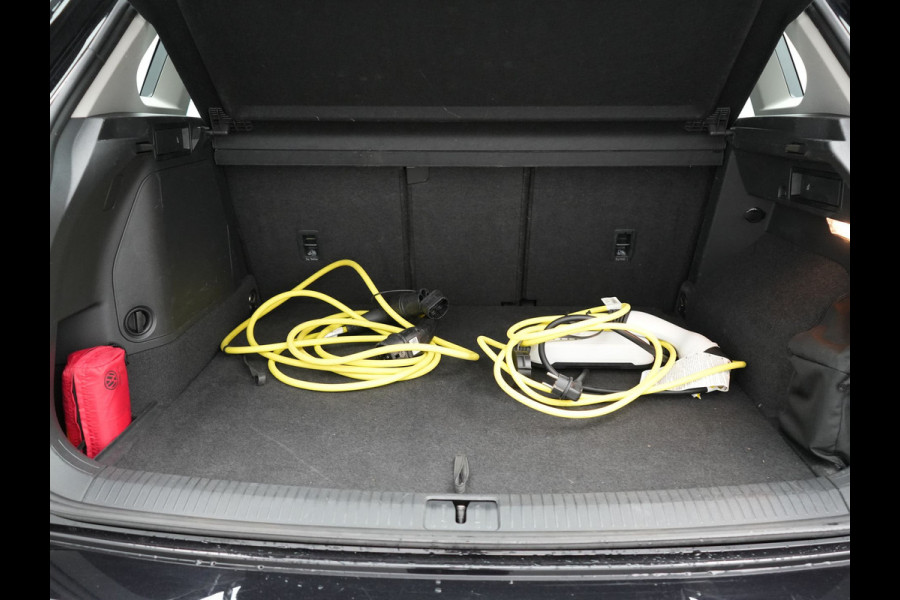 Volkswagen Tiguan eHybrid Life Edition Plug In Hybrid 245pk PHEV | Adaptive Cruise | Verwarmde Stoelen & Stuur | Lane Assist | Virtual | Navigatie | DAB |