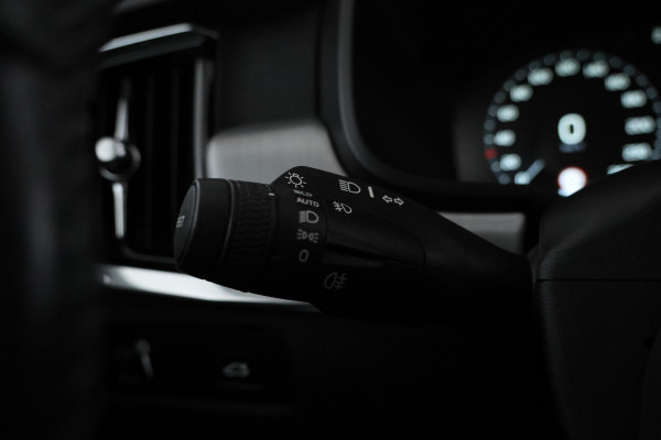 Volvo V90 2.0 T5 Momentum Leer, Trekhaak, Automaat.