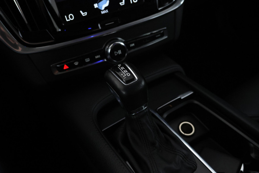 Volvo V90 2.0 T5 Momentum Leer, Trekhaak, Automaat.