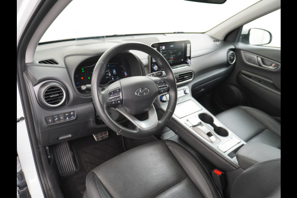 Hyundai Kona EV 64kWh 204pk Premium Leer Head-Up Display Apple Carplay Android Navi Camera Elektr.Stoelen+Verwarmd Adaptive Cruise/Stop&Go Ze Pdc Subwoofer Bluetooth Dodehoek detector Privacy Glas Rijstrooksensor