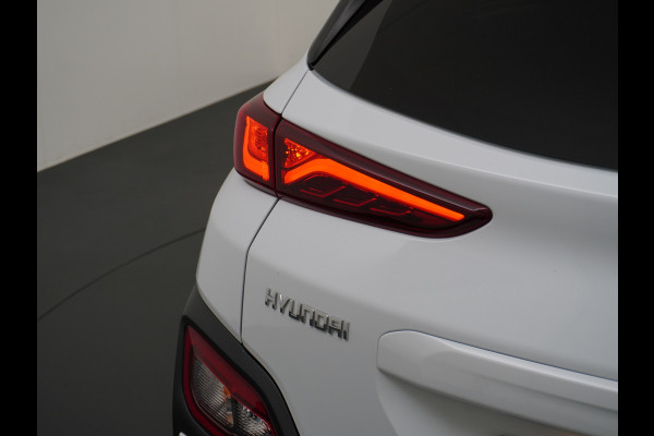 Hyundai Kona EV 64kWh 204pk Premium Leer Head-Up Display Apple Carplay Android Navi Camera Elektr.Stoelen+Verwarmd Adaptive Cruise/Stop&Go Ze Pdc Subwoofer Bluetooth Dodehoek detector Privacy Glas Rijstrooksensor
