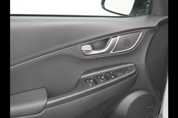 Hyundai Kona EV 64kWh 204pk Premium Leer Head-Up Display Apple Carplay Android Navi Camera Elektr.Stoelen+Verwarmd Adaptive Cruise/Stop&Go Ze Pdc Subwoofer Bluetooth Dodehoek detector Privacy Glas Rijstrooksensor