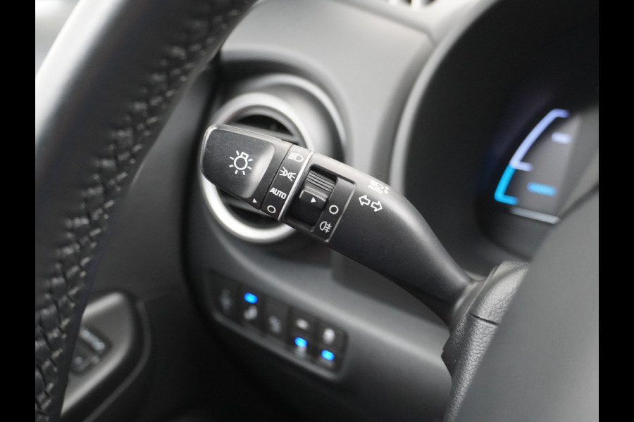 Hyundai Kona EV 64kWh 204pk Premium Leer Head-Up Display Apple Carplay Android Navi Camera Elektr.Stoelen+Verwarmd Adaptive Cruise/Stop&Go Ze Pdc Subwoofer Bluetooth Dodehoek detector Privacy Glas Rijstrooksensor