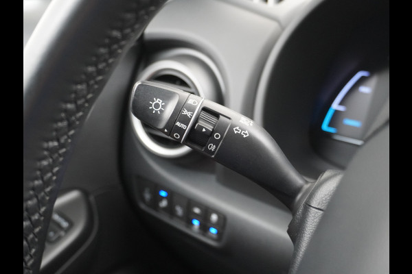 Hyundai Kona EV 64kWh 204pk Premium Leer Head-Up Display Apple Carplay Android Navi Camera Elektr.Stoelen+Verwarmd Adaptive Cruise/Stop&Go Ze Pdc Subwoofer Bluetooth Dodehoek detector Privacy Glas Rijstrooksensor