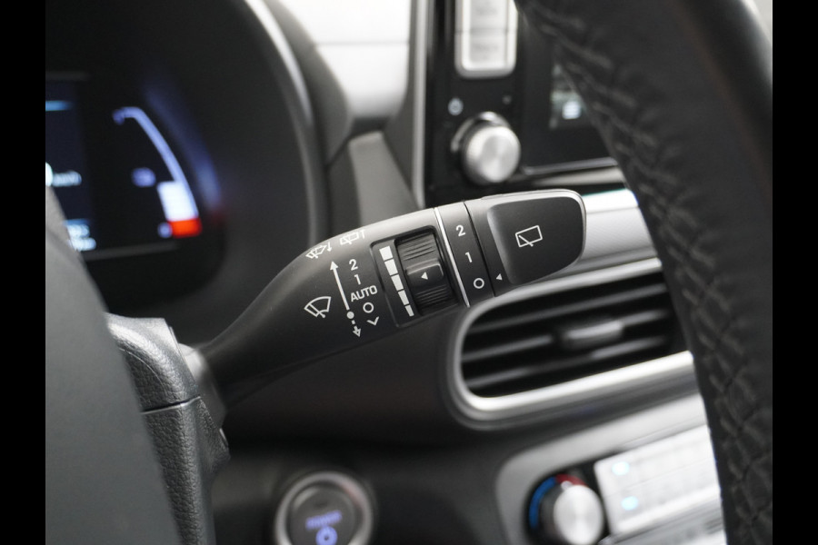 Hyundai Kona EV 64kWh 204pk Premium Leer Head-Up Display Apple Carplay Android Navi Camera Elektr.Stoelen+Verwarmd Adaptive Cruise/Stop&Go Ze Pdc Subwoofer Bluetooth Dodehoek detector Privacy Glas Rijstrooksensor