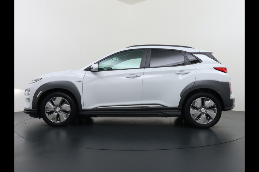 Hyundai Kona EV 64kWh 204pk Premium Leer Head-Up Display Apple Carplay Android Navi Camera Elektr.Stoelen+Verwarmd Adaptive Cruise/Stop&Go Ze Pdc Subwoofer Bluetooth Dodehoek detector Privacy Glas Rijstrooksensor