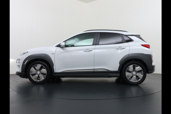 Hyundai Kona EV 64kWh 204pk Premium Leer Head-Up Display Apple Carplay Android Navi Camera Elektr.Stoelen+Verwarmd Adaptive Cruise/Stop&Go Ze Pdc Subwoofer Bluetooth Dodehoek detector Privacy Glas Rijstrooksensor