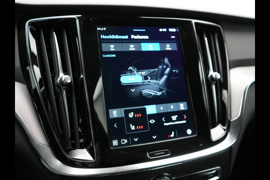 Volvo V60 T6 Plus Dark AWD Plug In Hybrid 340pk Dealer O.H PHEV | Trekhaak Af Fabriek | Adaptive Cruise | Camera | Lederen Sportstoelen Memory & Verwarmd | Google Assistant & Maps | Apple Carplay | Pilot Assist | Blis | Virtual | Navigatie | DAB |