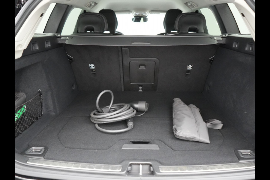 Volvo V60 T6 Plus Dark AWD Plug In Hybrid 340pk Dealer O.H PHEV | Trekhaak Af Fabriek | Adaptive Cruise | Camera | Lederen Sportstoelen Memory & Verwarmd | Google Assistant & Maps | Apple Carplay | Pilot Assist | Blis | Virtual | Navigatie | DAB |