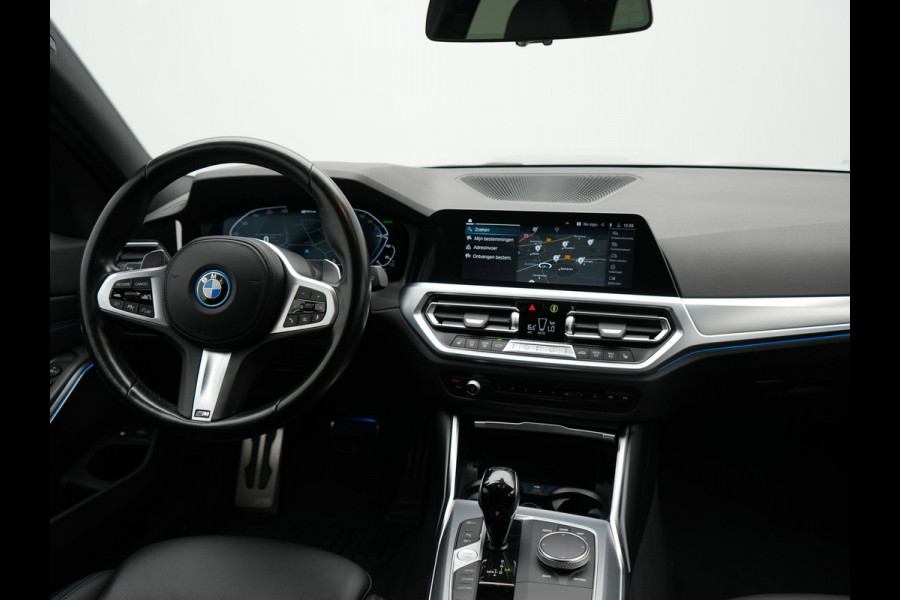 BMW 3 Serie Touring 330e M Sport Plug In Hybrid 293pk Dealer O.H PHEV | Trekhaak Af Fabriek | Panodak | Head Up | Adaptive Cruise | Apple Carplay | Sfeerverlichting | Alcantara Sportstoelen Verwarmd | Navigatie | Virtual | DAB |