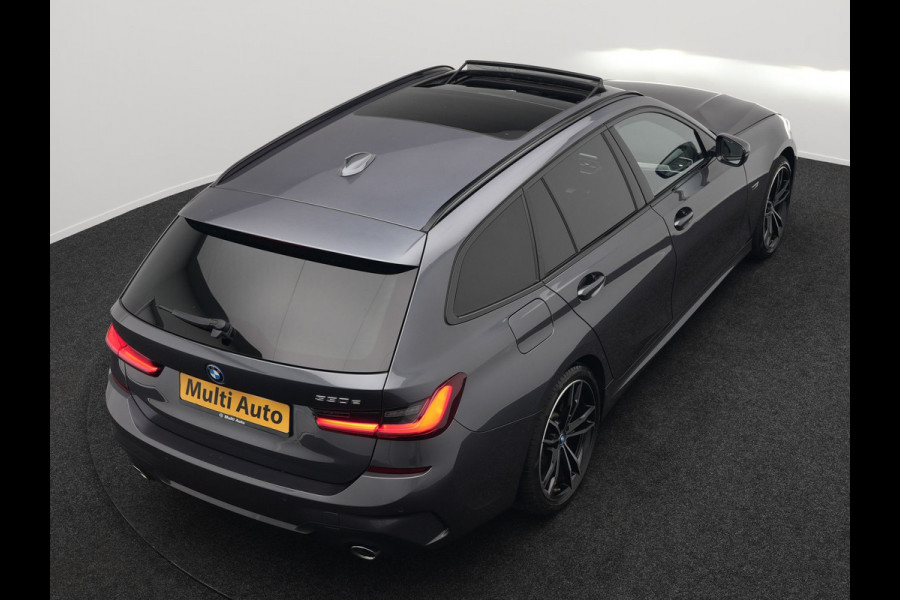 BMW 3 Serie Touring 330e M Sport Plug In Hybrid 293pk Dealer O.H PHEV | Trekhaak Af Fabriek | Panodak | Head Up | Adaptive Cruise | Apple Carplay | Sfeerverlichting | Alcantara Sportstoelen Verwarmd | Navigatie | Virtual | DAB |