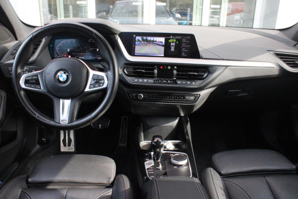 BMW 1-serie 118i 136PK INTRODUCTION EDITION M-SPORT | PANORAMISCH SCHUIF/KANTEL DAK | SHADOW LINE PAKKET | SFEER VERLICHTING | LEDEREN BEKLEDING "DAKOTA GEPERFOREERD" | ACHTERUITRIJ CAMERA | PARKEERSENSOREN VOOR EN ACHTER | ALARM | STOEL VERWARMING | DRAADLOZE APPLE CARPLAY/ANDROID AUTO | LICHTMETALEN VELGEN 17" | LANE ASSIST | DAB+ RADIO | SPORT STOELEN | WARMTE WEREND GLAS  | BMW LIVE COCKPIT PROFESSIONAL |