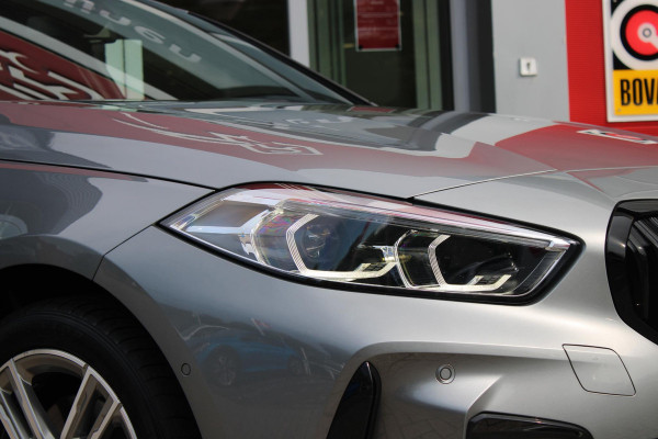 BMW 1-serie 118i 136PK INTRODUCTION EDITION M-SPORT | PANORAMISCH SCHUIF/KANTEL DAK | SHADOW LINE PAKKET | SFEER VERLICHTING | LEDEREN BEKLEDING "DAKOTA GEPERFOREERD" | ACHTERUITRIJ CAMERA | PARKEERSENSOREN VOOR EN ACHTER | ALARM | STOEL VERWARMING | DRAADLOZE APPLE CARPLAY/ANDROID AUTO | LICHTMETALEN VELGEN 17" | LANE ASSIST | DAB+ RADIO | SPORT STOELEN | WARMTE WEREND GLAS  | BMW LIVE COCKPIT PROFESSIONAL |