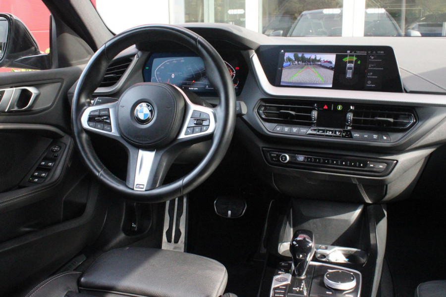 BMW 1-serie 118i 136PK INTRODUCTION EDITION M-SPORT | PANORAMISCH SCHUIF/KANTEL DAK | SHADOW LINE PAKKET | SFEER VERLICHTING | LEDEREN BEKLEDING "DAKOTA GEPERFOREERD" | ACHTERUITRIJ CAMERA | PARKEERSENSOREN VOOR EN ACHTER | ALARM | STOEL VERWARMING | DRAADLOZE APPLE CARPLAY/ANDROID AUTO | LICHTMETALEN VELGEN 17" | LANE ASSIST | DAB+ RADIO | SPORT STOELEN | WARMTE WEREND GLAS  | BMW LIVE COCKPIT PROFESSIONAL |