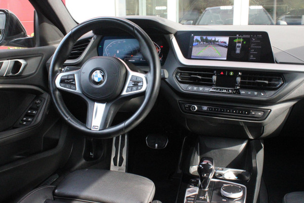 BMW 1-serie 118i 136PK INTRODUCTION EDITION M-SPORT | PANORAMISCH SCHUIF/KANTEL DAK | SHADOW LINE PAKKET | SFEER VERLICHTING | LEDEREN BEKLEDING "DAKOTA GEPERFOREERD" | ACHTERUITRIJ CAMERA | PARKEERSENSOREN VOOR EN ACHTER | ALARM | STOEL VERWARMING | DRAADLOZE APPLE CARPLAY/ANDROID AUTO | LICHTMETALEN VELGEN 17" | LANE ASSIST | DAB+ RADIO | SPORT STOELEN | WARMTE WEREND GLAS  | BMW LIVE COCKPIT PROFESSIONAL |