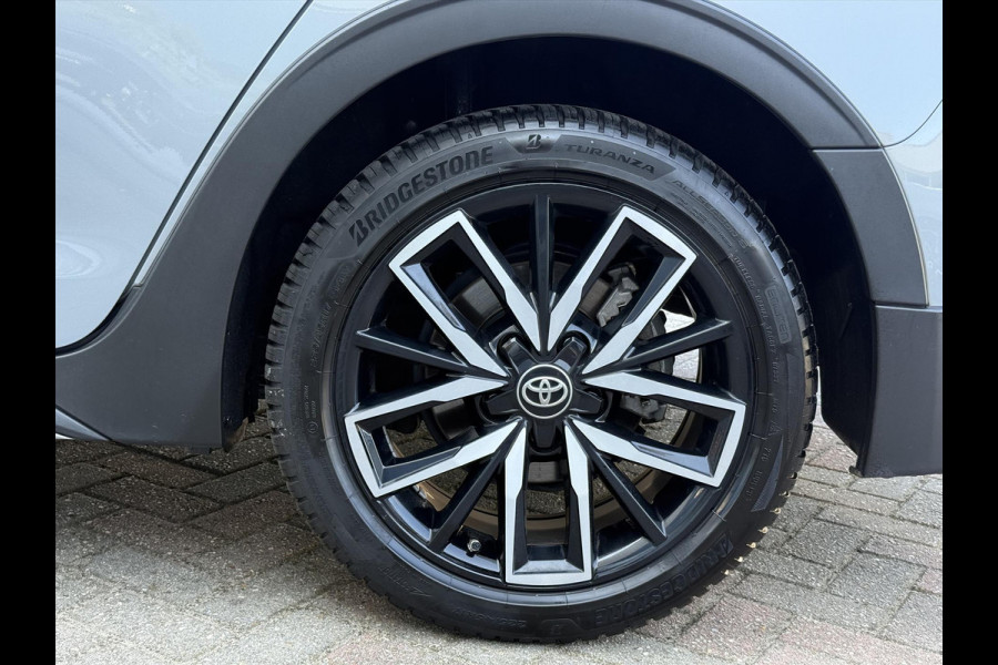 Toyota Corolla Touring Sports 1.8 Hybrid TREK | Parkeersensoren, Navigatie, Apple CarPlay/Android Auto, Stoel + Stuurverwarming