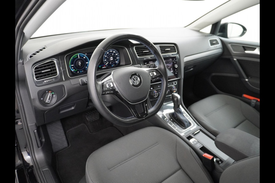 Volkswagen e-Golf E-DITION AUT. Adaptive Cruise Apple Carplay Android Navi Climatronic Pdc Led Regen-Lichtsensor 36kWh Bluetooth Car-Net App-Connect Licht-/regensensor App-Connect 1e Eigenaar, 8 jaar of 160.000 kilometer garantie op de hoogvoltaccu vanaf nieuw