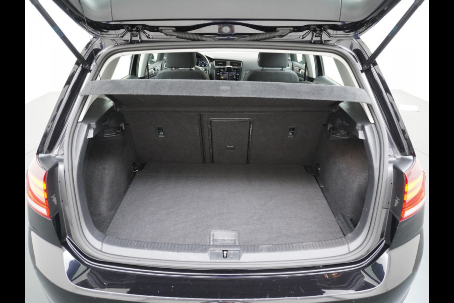 Volkswagen e-Golf E-DITION AUT. Adaptive Cruise Apple Carplay Android Navi Climatronic Pdc Led Regen-Lichtsensor 36kWh Bluetooth Car-Net App-Connect Licht-/regensensor App-Connect 1e Eigenaar, 8 jaar of 160.000 kilometer garantie op de hoogvoltaccu vanaf nieuw