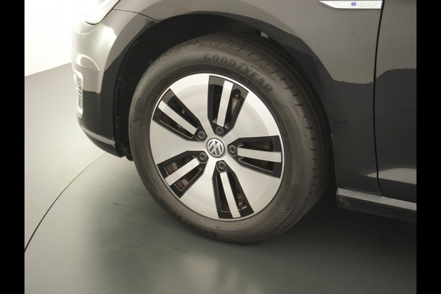 Volkswagen e-Golf E-DITION AUT. Adaptive Cruise Apple Carplay Android Navi Climatronic Pdc Led Regen-Lichtsensor 36kWh Bluetooth Car-Net App-Connect Licht-/regensensor App-Connect 1e Eigenaar, 8 jaar of 160.000 kilometer garantie op de hoogvoltaccu vanaf nieuw