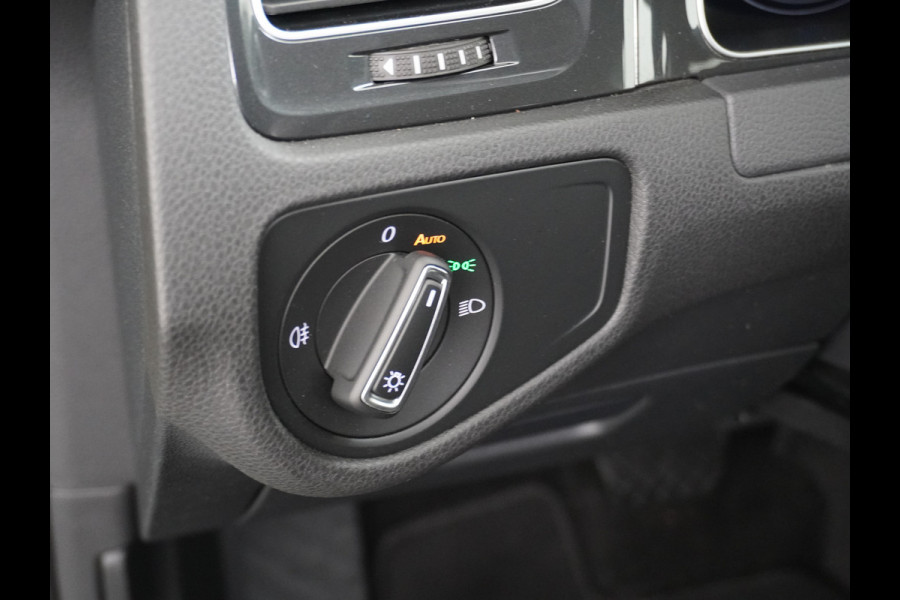 Volkswagen e-Golf E-DITION AUT. Adaptive Cruise Apple Carplay Android Navi Climatronic Pdc Led Regen-Lichtsensor 36kWh Bluetooth Car-Net App-Connect Licht-/regensensor App-Connect 1e Eigenaar, 8 jaar of 160.000 kilometer garantie op de hoogvoltaccu vanaf nieuw