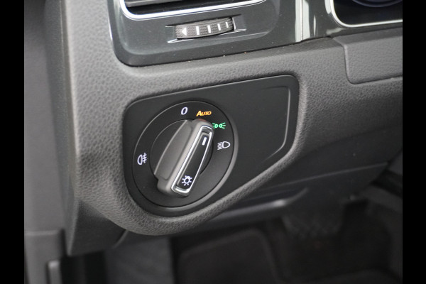 Volkswagen e-Golf E-DITION AUT. Adaptive Cruise Apple Carplay Android Navi Climatronic Pdc Led Regen-Lichtsensor 36kWh Bluetooth Car-Net App-Connect Licht-/regensensor App-Connect 1e Eigenaar, 8 jaar of 160.000 kilometer garantie op de hoogvoltaccu vanaf nieuw