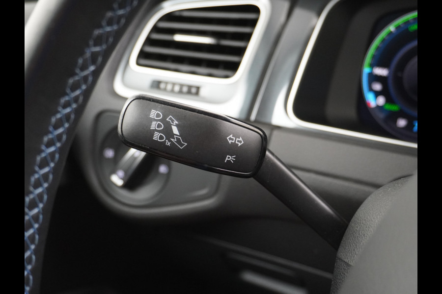 Volkswagen e-Golf E-DITION AUT. Adaptive Cruise Apple Carplay Android Navi Climatronic Pdc Led Regen-Lichtsensor 36kWh Bluetooth Car-Net App-Connect Licht-/regensensor App-Connect 1e Eigenaar, 8 jaar of 160.000 kilometer garantie op de hoogvoltaccu vanaf nieuw