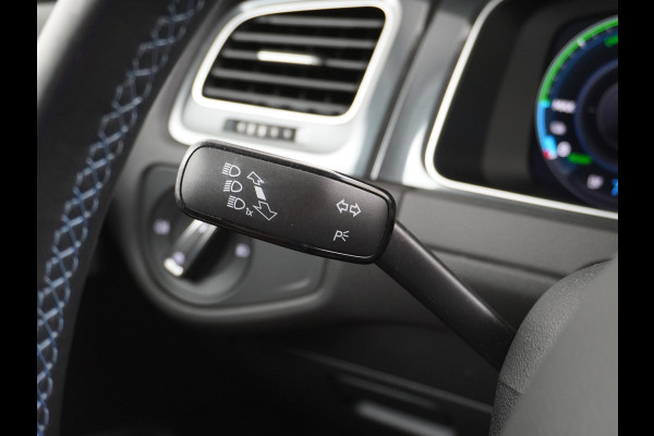 Volkswagen e-Golf E-DITION AUT. Adaptive Cruise Apple Carplay Android Navi Climatronic Pdc Led Regen-Lichtsensor 36kWh Bluetooth Car-Net App-Connect Licht-/regensensor App-Connect 1e Eigenaar, 8 jaar of 160.000 kilometer garantie op de hoogvoltaccu vanaf nieuw