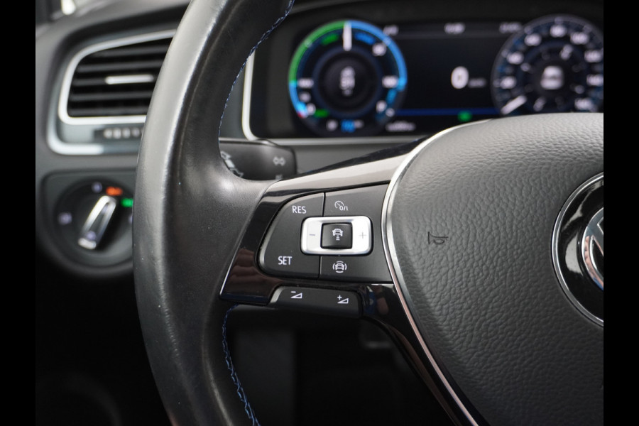 Volkswagen e-Golf E-DITION AUT. Adaptive Cruise Apple Carplay Android Navi Climatronic Pdc Led Regen-Lichtsensor 36kWh Bluetooth Car-Net App-Connect Licht-/regensensor App-Connect 1e Eigenaar, 8 jaar of 160.000 kilometer garantie op de hoogvoltaccu vanaf nieuw