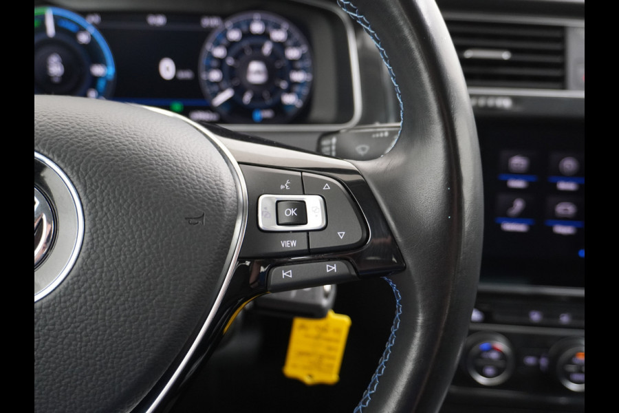 Volkswagen e-Golf E-DITION AUT. Adaptive Cruise Apple Carplay Android Navi Climatronic Pdc Led Regen-Lichtsensor 36kWh Bluetooth Car-Net App-Connect Licht-/regensensor App-Connect 1e Eigenaar, 8 jaar of 160.000 kilometer garantie op de hoogvoltaccu vanaf nieuw