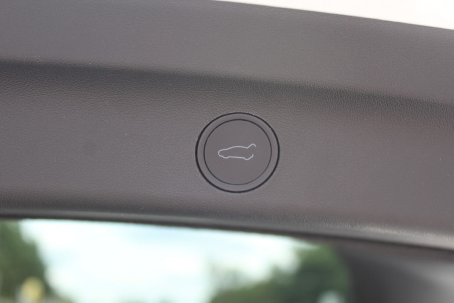 Tesla Model Y Long Range AWD 75 kWh / Autopilot / Panoramadak / Camera / 21'' / Keyless / Leder / Dodehoek / Navigatie / Stoelverwarming