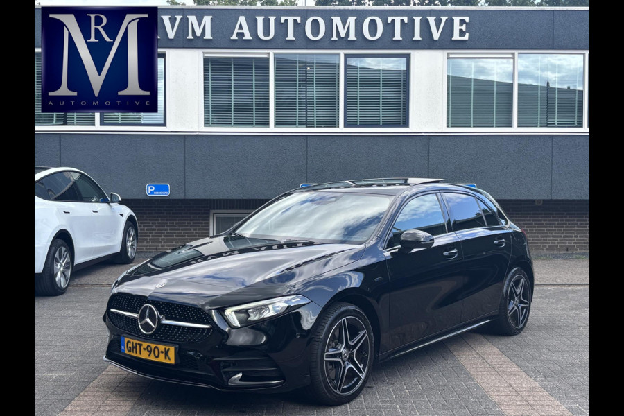Mercedes-Benz A-Klasse 250 e Business Solution AMG Limited PHEV PLUG-IN HYBRIDE| PANORAMA DAK | AMBILIGHT | STOELVERWARMING | CAMERA | BLACK OPTIC PAKKET | WIDESCREEN DISPLAY | APPLE CARPLAY | RIJKLAAR MET 12 MND BOVAG GARANTIE |