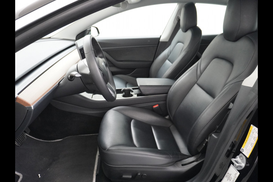 Tesla Model 3 RWD SR+ 60kWh 325PK TREKHAAK FSD 3-Computer 18" AutoPilot Leder PanoDak Adaptive-Cruise Lmv Camera's Elektr.-Stuur+Stoelen+Spieg Navi LED Comfortstoelen ACC DAB Voorverwarmen interieur via App Keyless via Telefoonsleutel One-Pedal-Drive 1.000KG Trekgewicht! Origineel Nederlandse auto tot 11kw laden thuis! 1.584kg licht! Accu Garantie tot 29-06-2028/160.000km