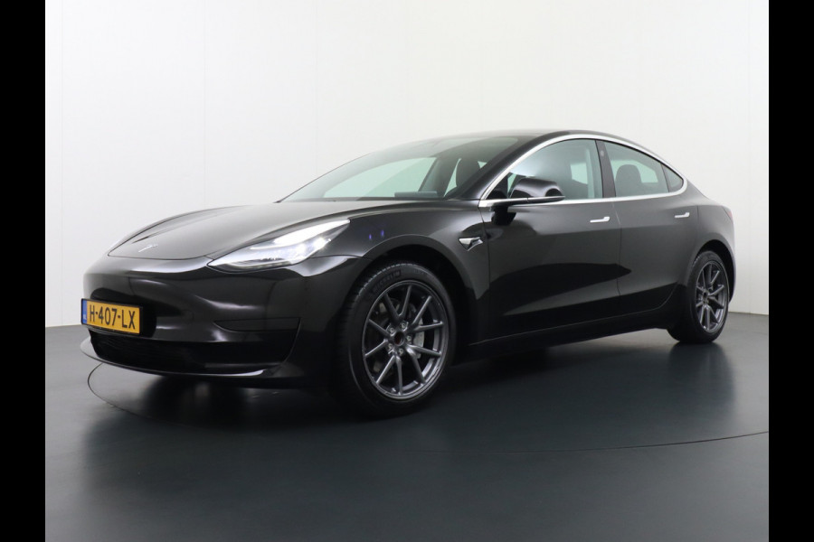Tesla Model 3 RWD SR+ 60kWh 325PK TREKHAAK FSD 3-Computer 18" AutoPilot Leder PanoDak Adaptive-Cruise Lmv Camera's Elektr.-Stuur+Stoelen+Spieg Navi LED Comfortstoelen ACC DAB Voorverwarmen interieur via App Keyless via Telefoonsleutel One-Pedal-Drive 1.000KG Trekgewicht! Origineel Nederlandse auto tot 11kw laden thuis! 1.584kg licht! Accu Garantie tot 29-06-2028/160.000km