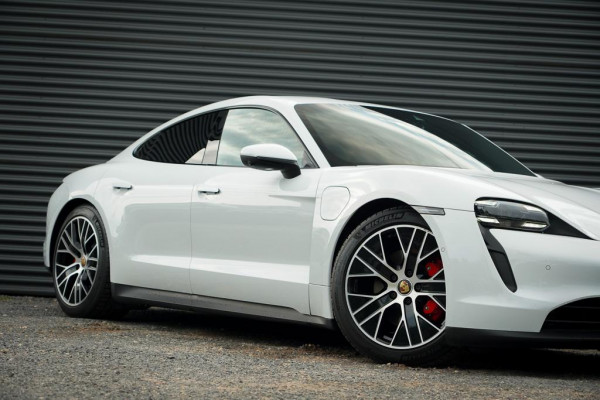 Porsche Taycan 4S Performance 84 kWh / 4Wiel Sturing / Warmtepomp / Sportstoelen
