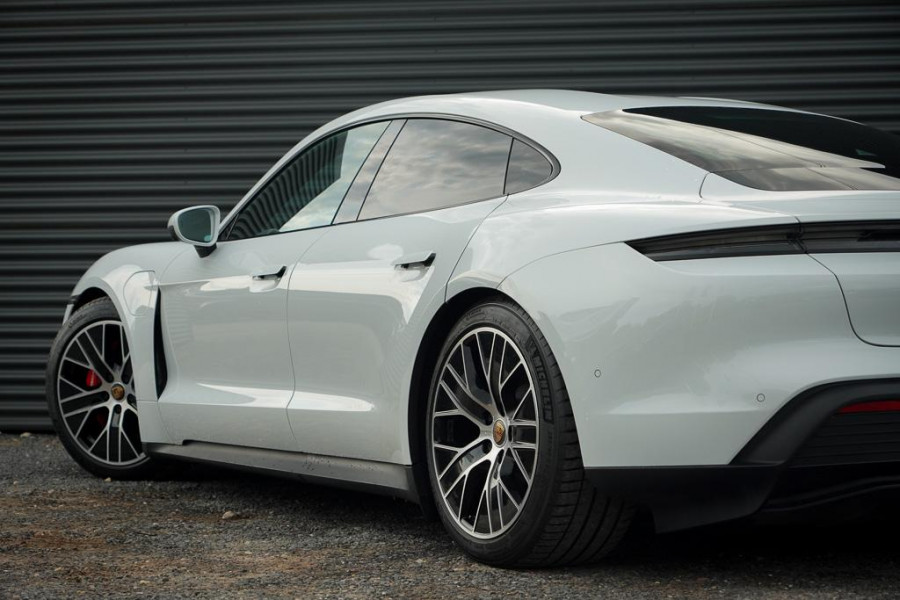 Porsche Taycan 4S Performance 84 kWh / 4Wiel Sturing / Warmtepomp / Sportstoelen