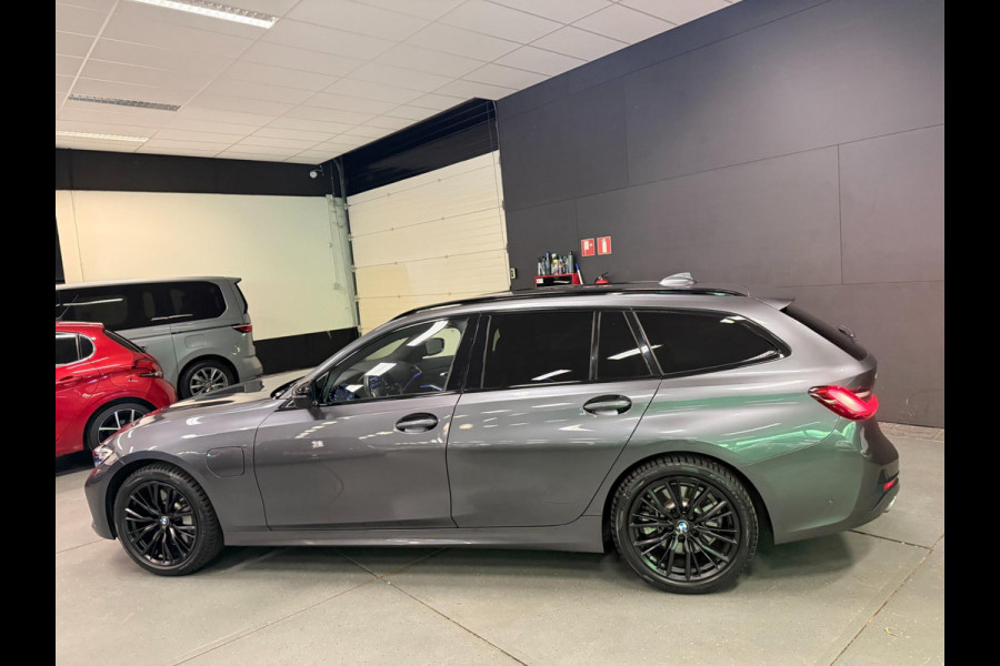 BMW 3 Serie Touring 330e xDrive BLACK-LINE SPORT NAVI/V-COCKPIT/DAB/CARPLAY/SFEERVERL/CAM/