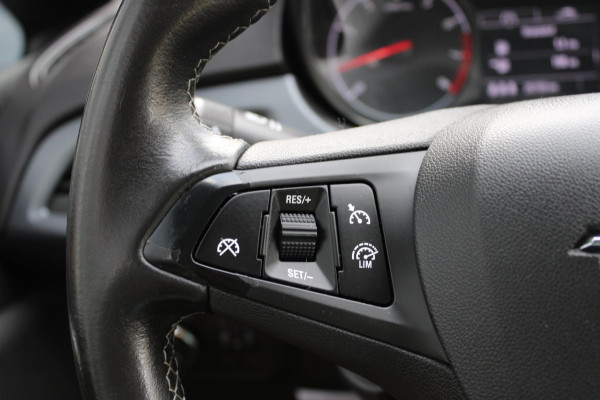 Opel Corsa 1.4 Favourite Airco Navi PDC Apple Carplay Nap