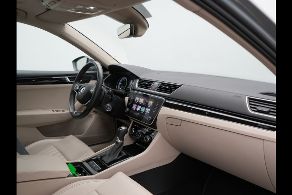 Škoda Superb Combi TSI iV Lauren & Klement Plug In Hybrid 218pk Dealer O.H PHEV | Trekhaak Af Fabriek | Panodak | Camera | Crystal LED | Canton Audio | Lederen Sportstoelen Memory & Ventilatie | Cruise Control | Apple Carplay | Navigatie | Keyless | DAB |