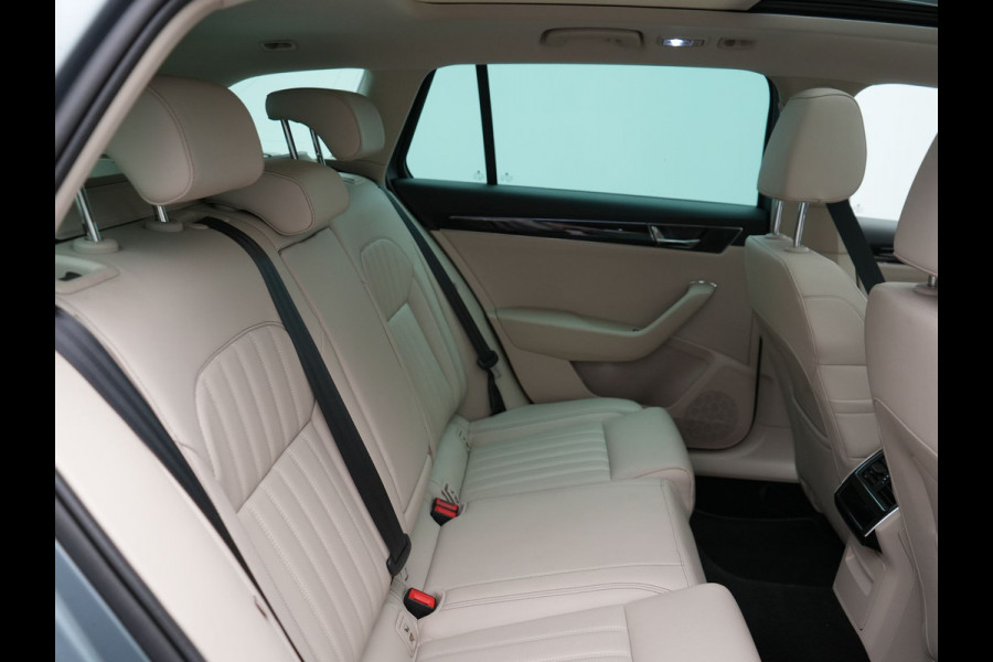 Škoda Superb Combi TSI iV Lauren & Klement Plug In Hybrid 218pk Dealer O.H PHEV | Trekhaak Af Fabriek | Panodak | Camera | Crystal LED | Canton Audio | Lederen Sportstoelen Memory & Ventilatie | Cruise Control | Apple Carplay | Navigatie | Keyless | DAB |