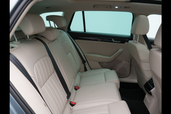Škoda Superb Combi TSI iV Lauren & Klement Plug In Hybrid 218pk Dealer O.H PHEV | Trekhaak Af Fabriek | Panodak | Camera | Crystal LED | Canton Audio | Lederen Sportstoelen Memory & Ventilatie | Cruise Control | Apple Carplay | Navigatie | Keyless | DAB |