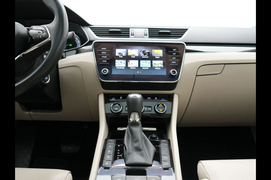 Škoda Superb Combi TSI iV Lauren & Klement Plug In Hybrid 218pk Dealer O.H PHEV | Trekhaak Af Fabriek | Panodak | Camera | Crystal LED | Canton Audio | Lederen Sportstoelen Memory & Ventilatie | Cruise Control | Apple Carplay | Navigatie | Keyless | DAB |